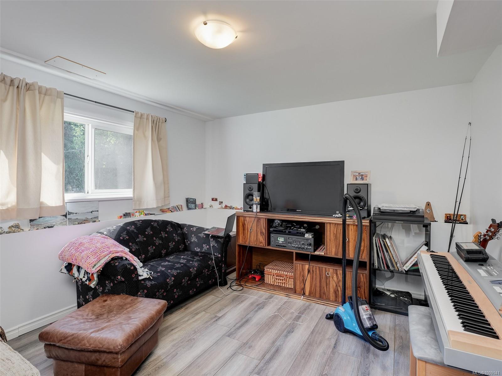 4215 Shelbourne Street Saanich, BC V8N 3E8 18