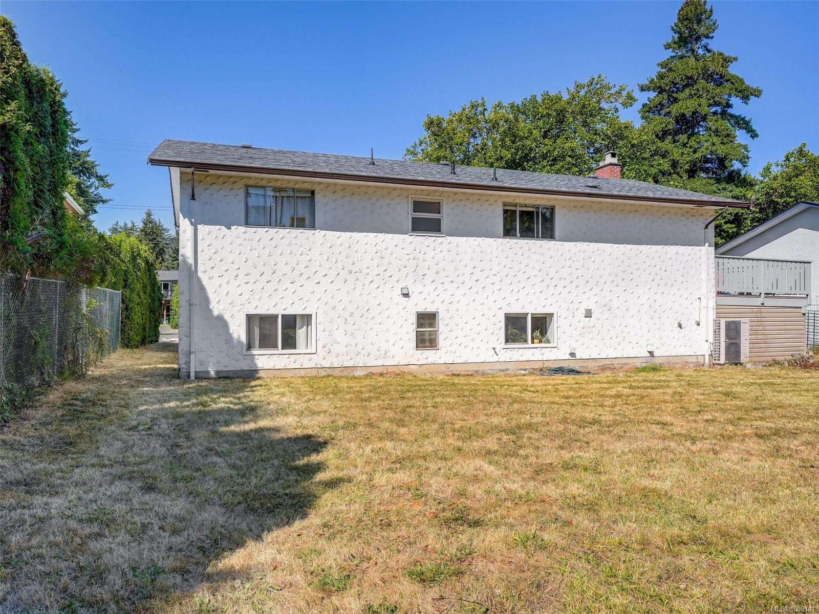 4215 Shelbourne Street Saanich, BC V8N 3E8 23