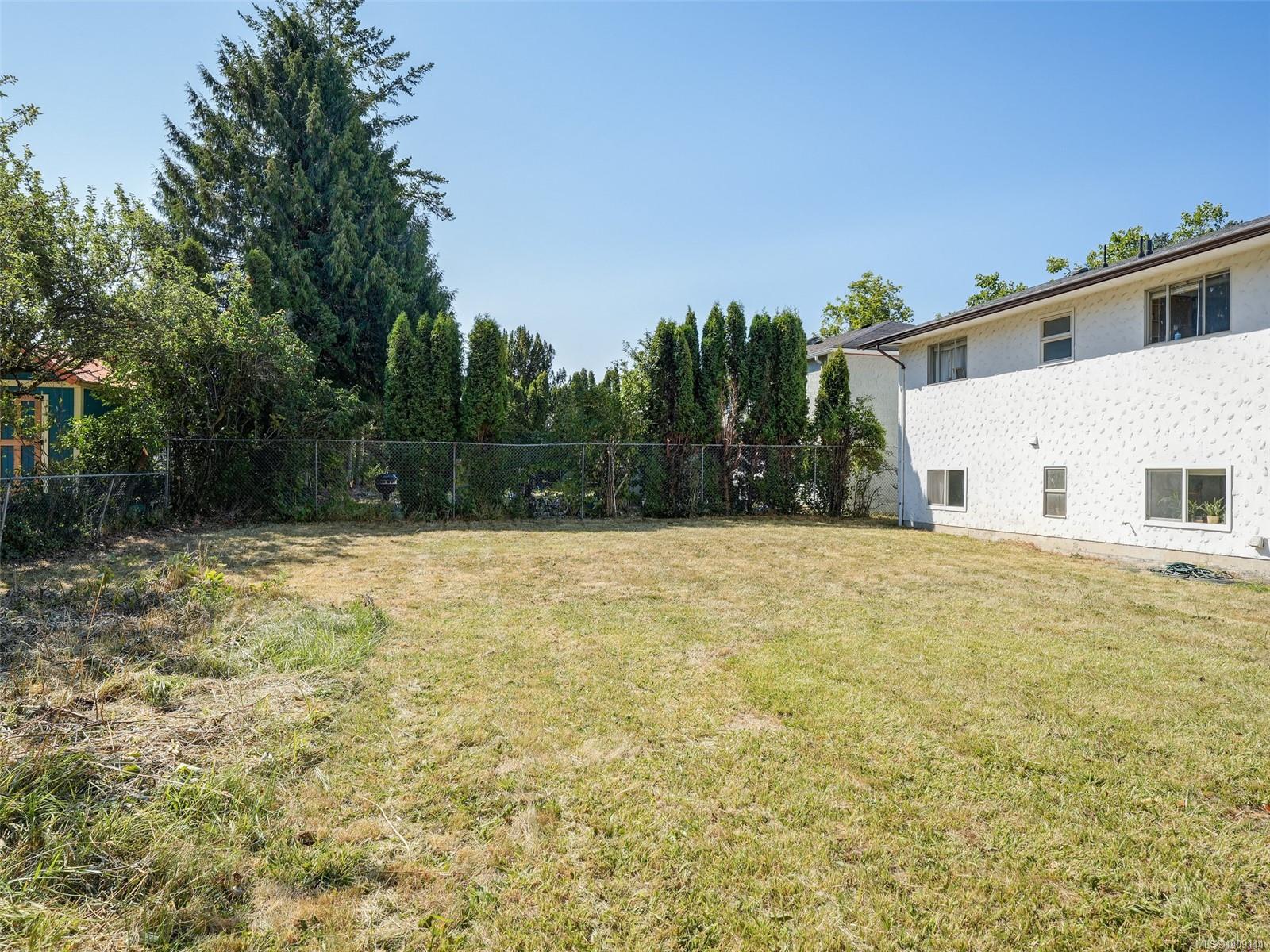 4215 Shelbourne Street Saanich, BC V8N 3E8 24