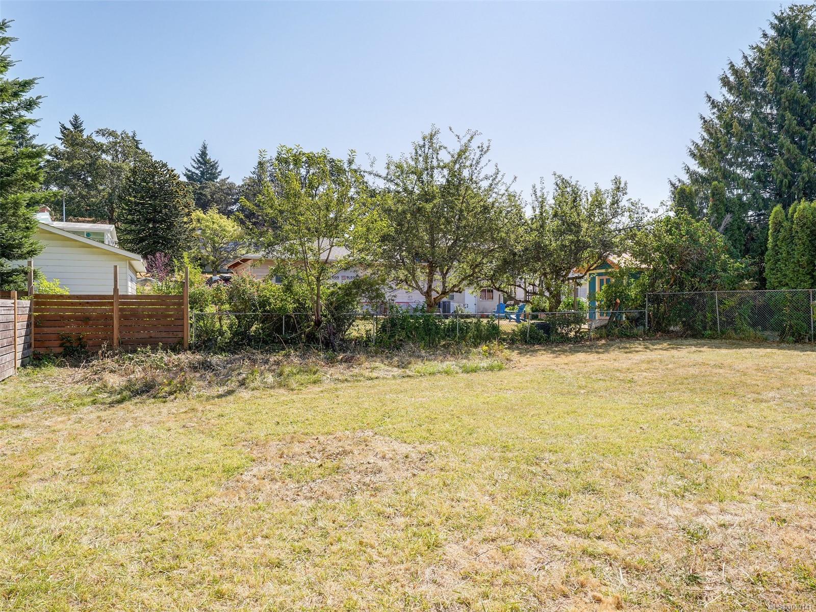 4215 Shelbourne Street Saanich, BC V8N 3E8 25
