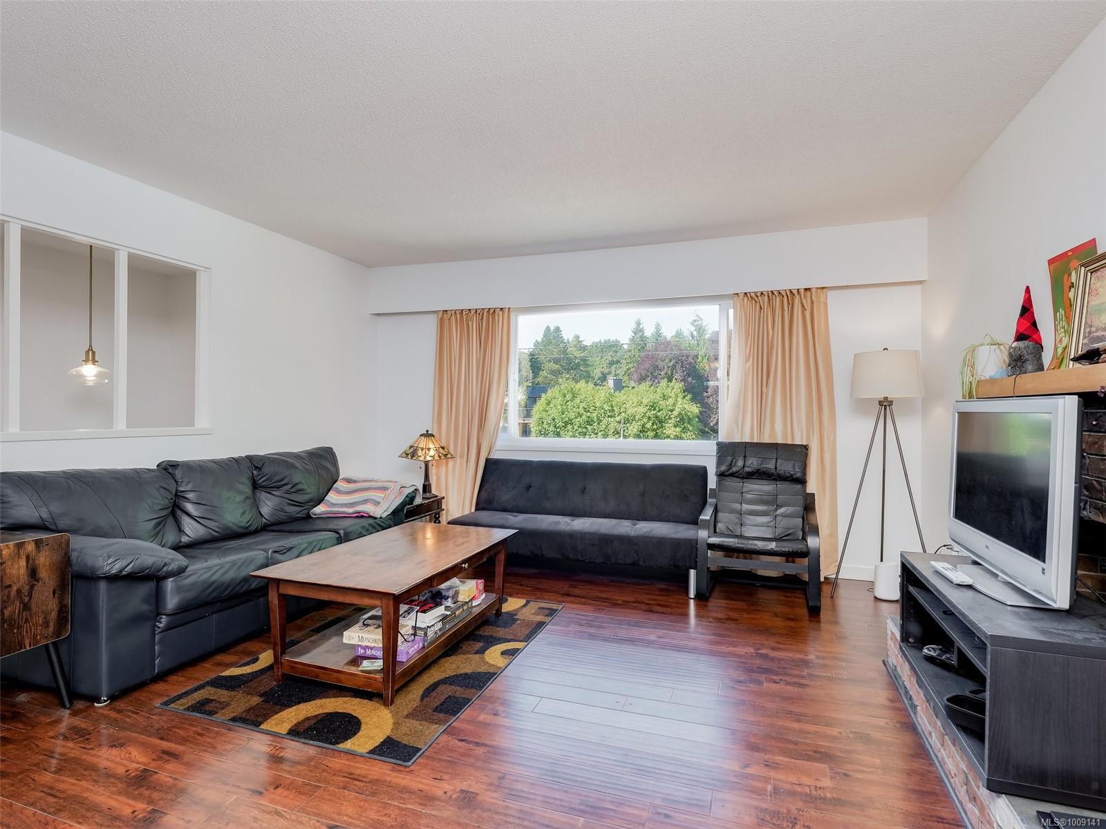4215 Shelbourne Street Saanich, BC V8N 3E8 3