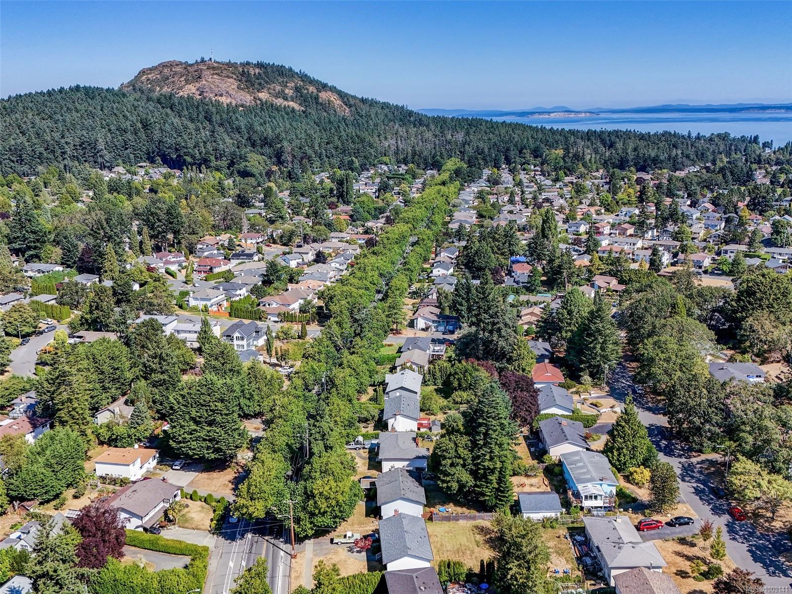 4215 Shelbourne Street Saanich, BC V8N 3E8 34