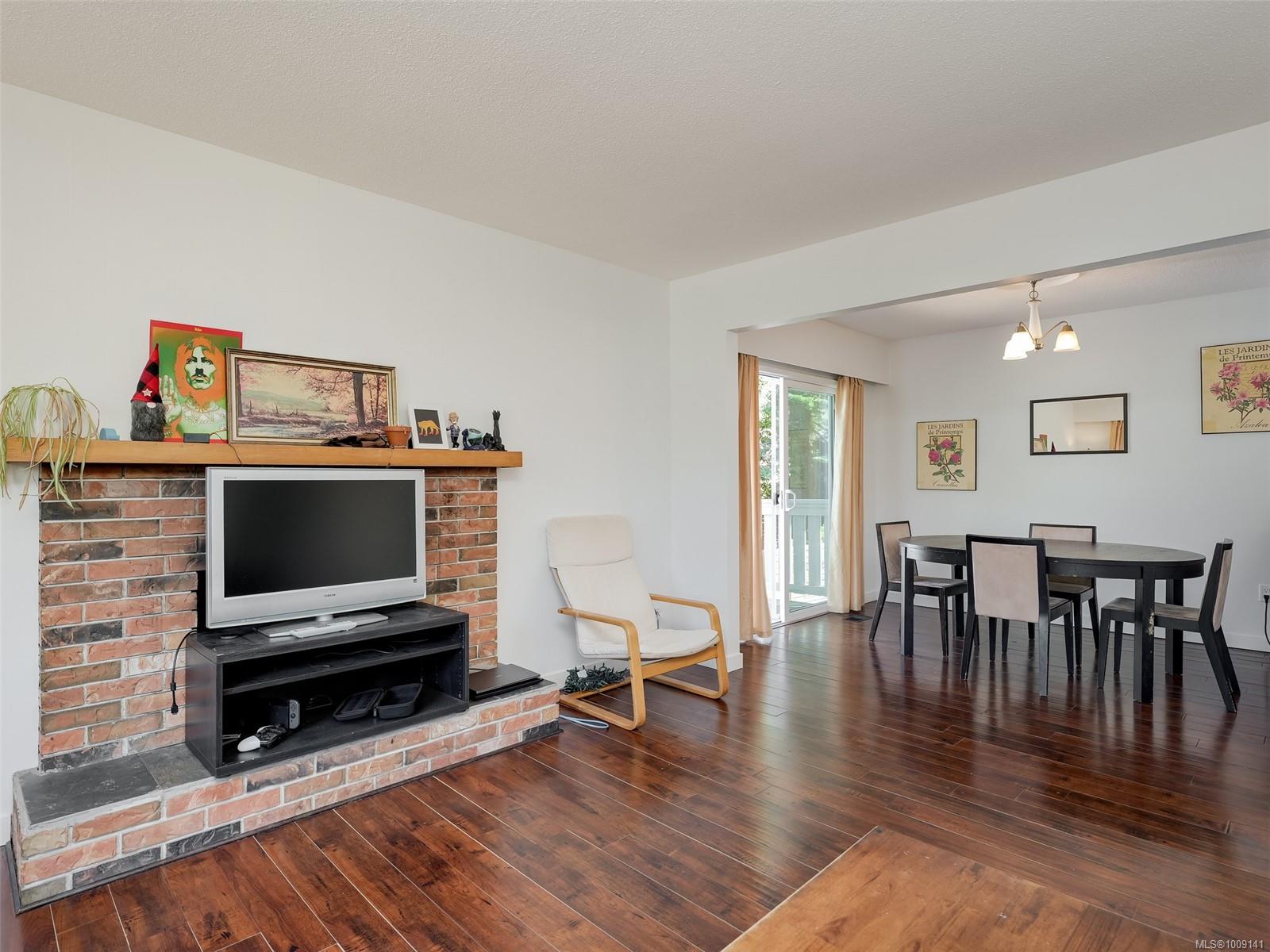 4215 Shelbourne Street Saanich, BC V8N 3E8 4
