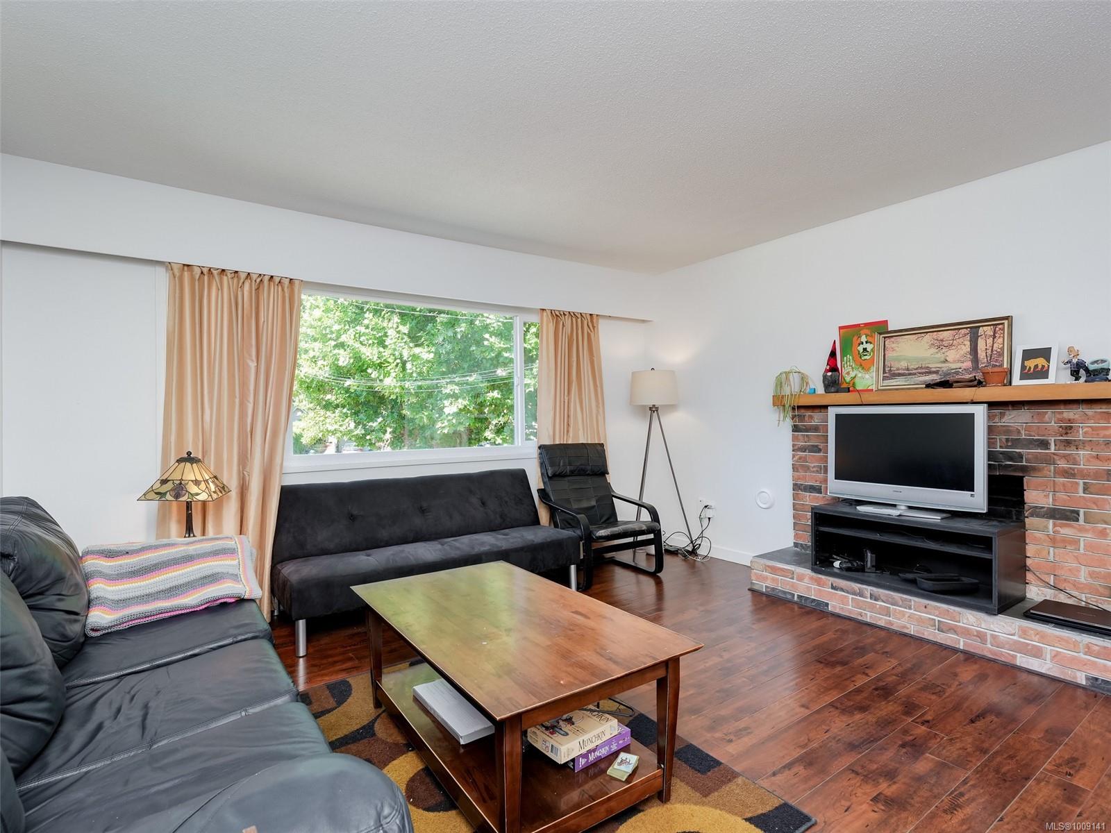4215 Shelbourne Street Saanich, BC V8N 3E8 5