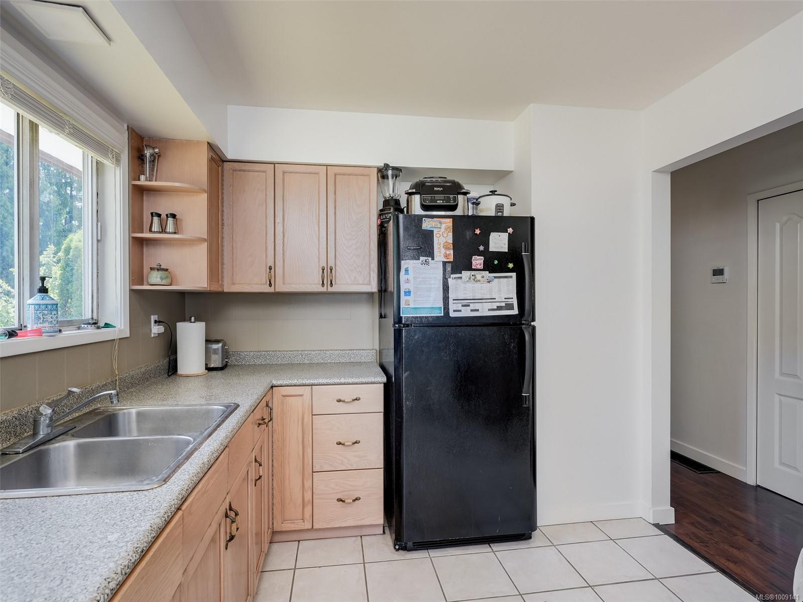4215 Shelbourne Street Saanich, BC V8N 3E8 7