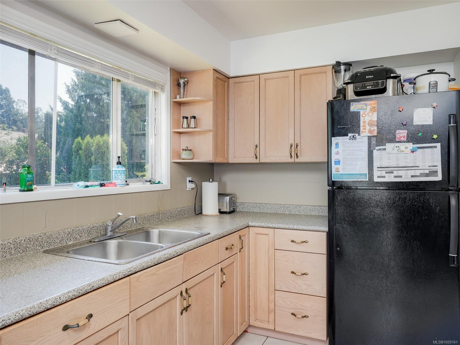 4215 Shelbourne Street Saanich, BC V8N 3E8 8