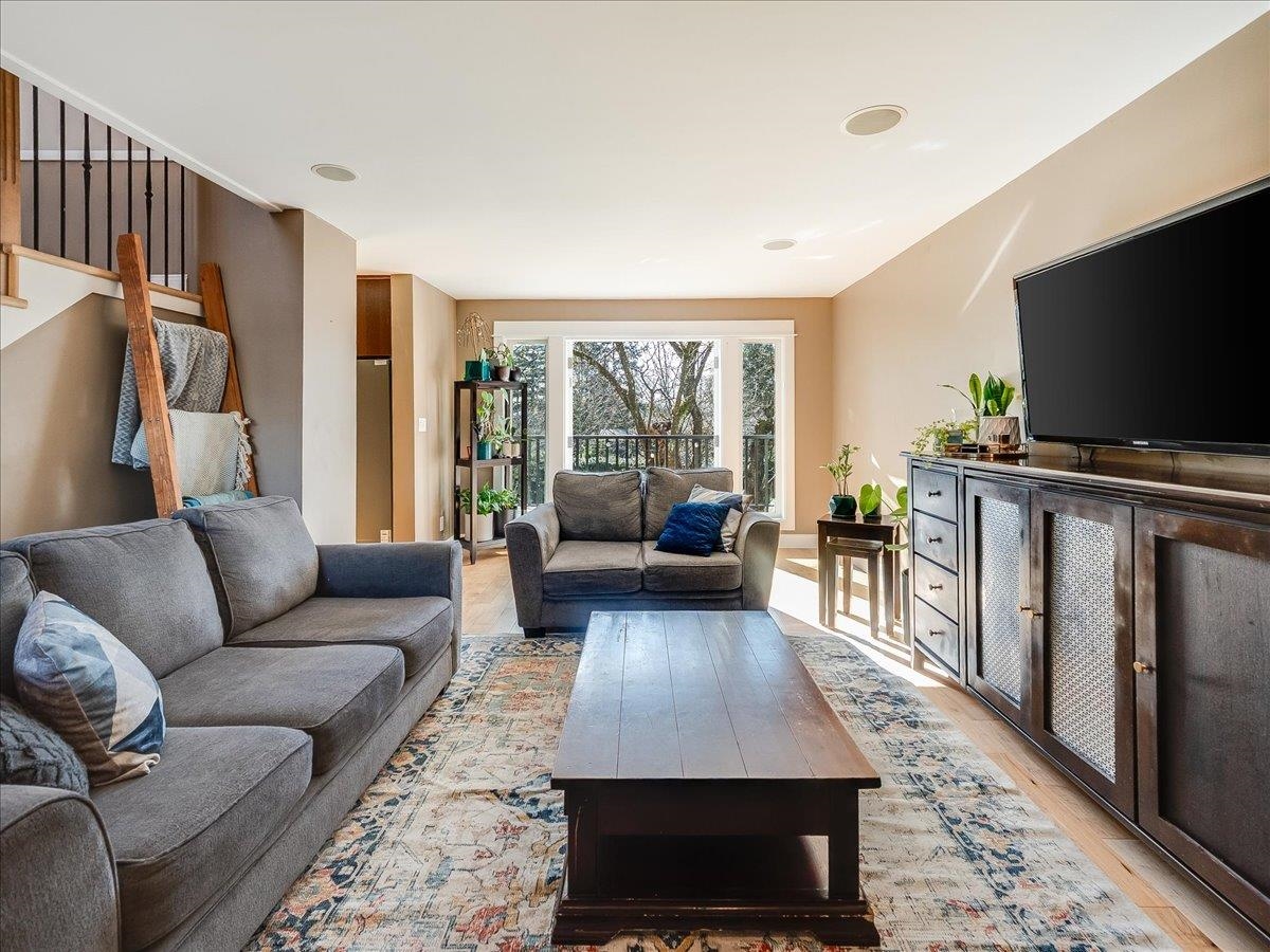 7124 BROADWAY 3