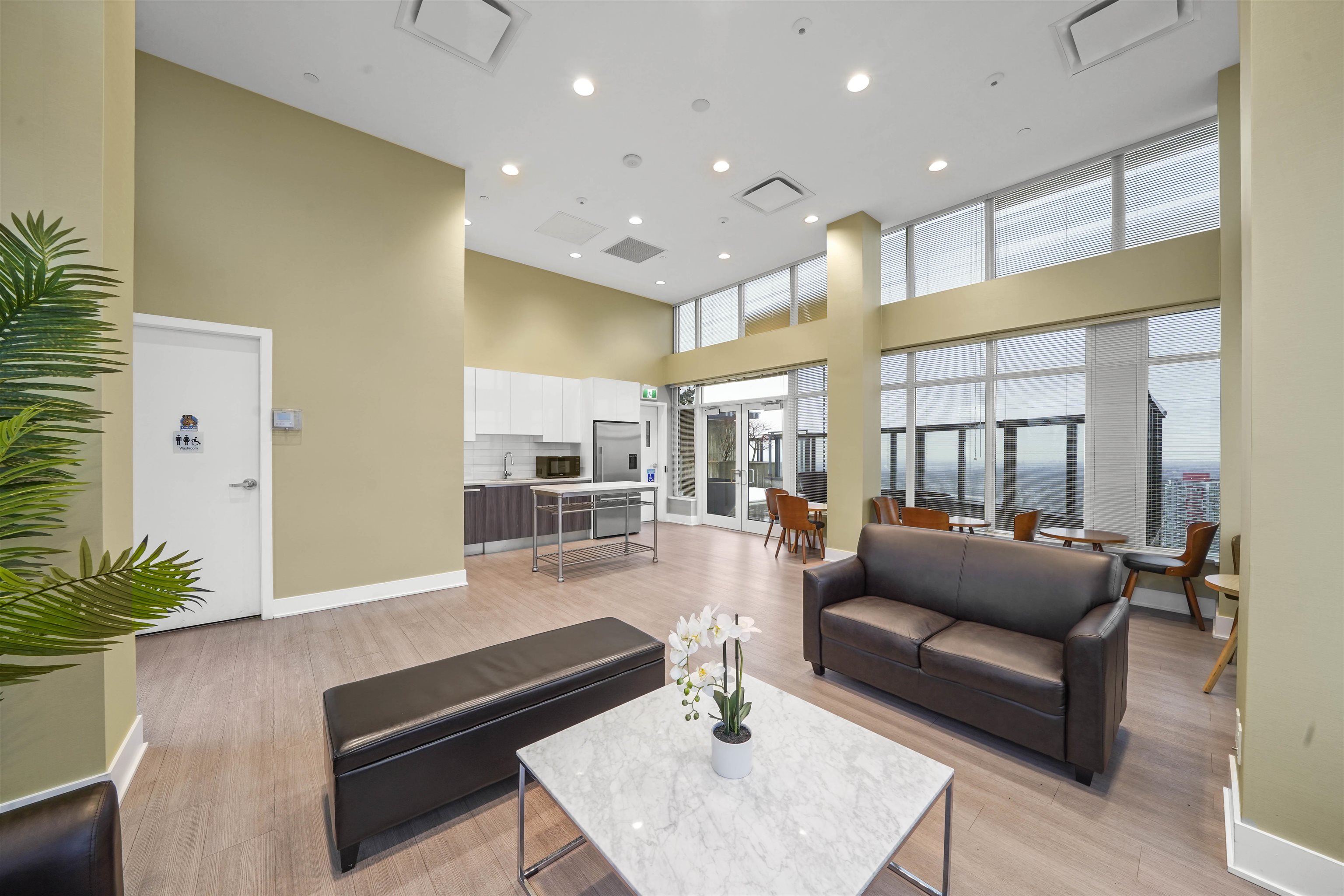 3905 4900 LENNOX LANE 32